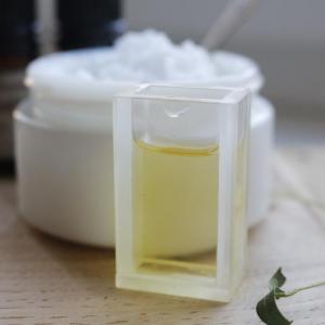 Moisturizing oil